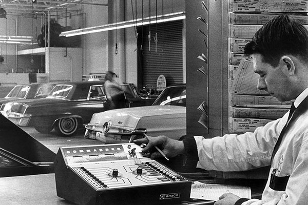 操作 LubeMaster 模块的男人